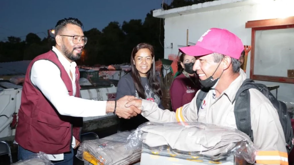 Ariadna Ayala entrega nuevamente uniformes a personal de servicios públicos de Atlixco.