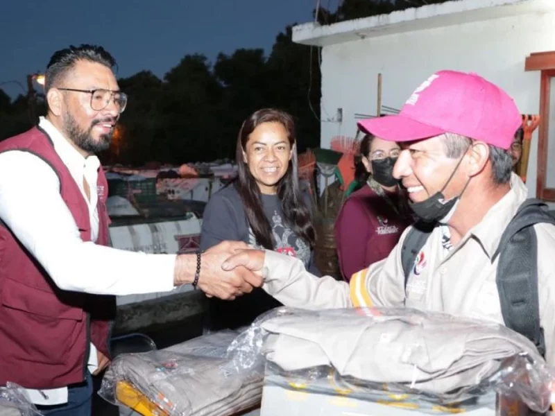 Ariadna Ayala entrega nuevamente uniformes a personal de servicios públicos de Atlixco.