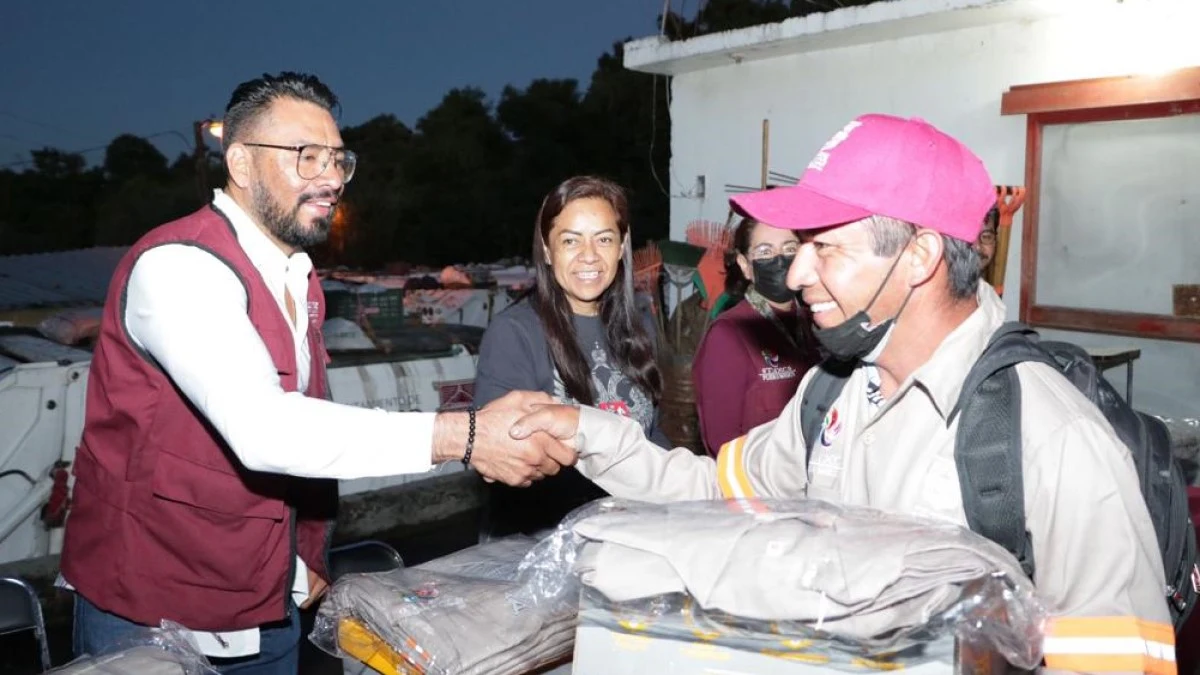 Ariadna Ayala entrega nuevamente uniformes a personal de servicios públicos de Atlixco.