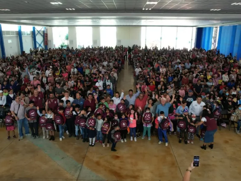 Ariadna Ayala entrega kits escolares en apoyo a la economía de las familias atlixquenses.