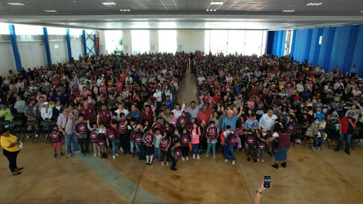 Ariadna Ayala entrega kits escolares en apoyo a la economía de las familias atlixquenses.
