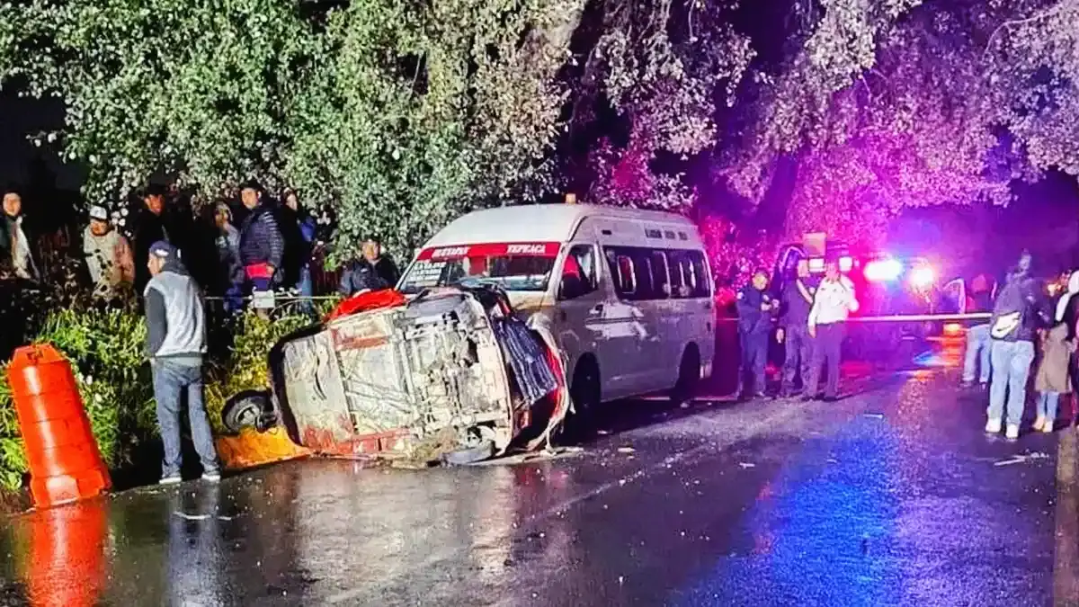 Dos pasajeros mueren por choque de un mototaxi y una combi en Tepeaca