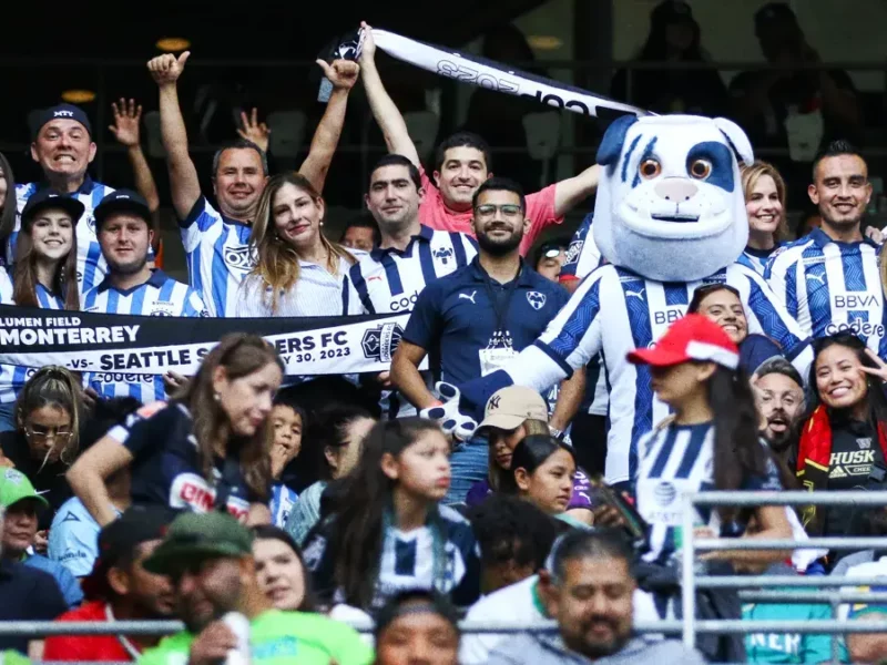 Aficionados de Rayados protagonizan zafarrancho al término del partido ante Cruz Azul