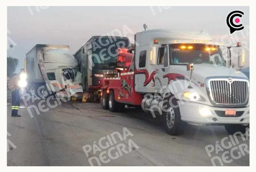 Choque del autobús de “Los Telez” y tráiler deja dos muertos