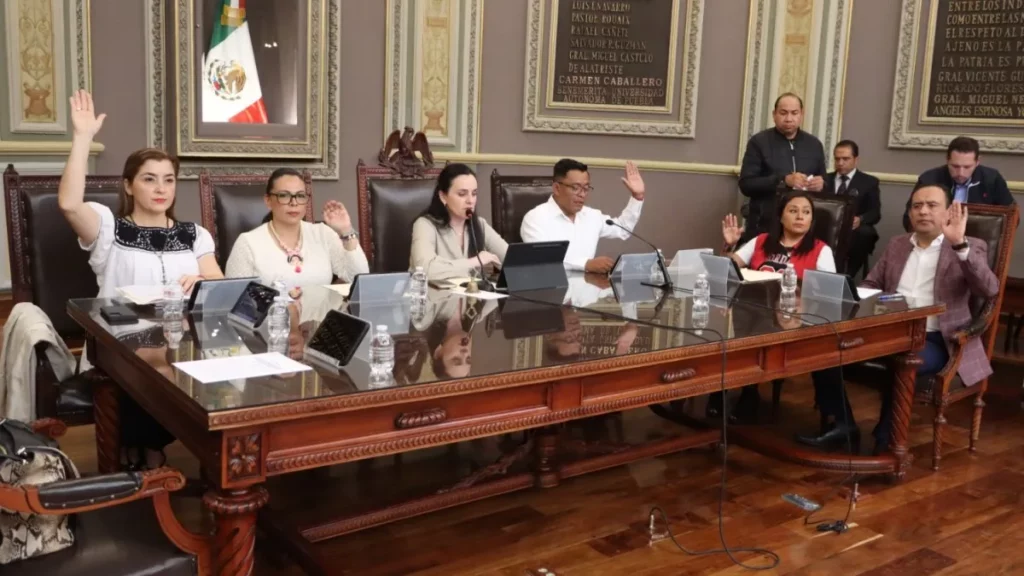 Impulsan iniciativa en el Congreso para prohibir que escuelas condicionen servicios con la compra de útiles escolares nuevos.