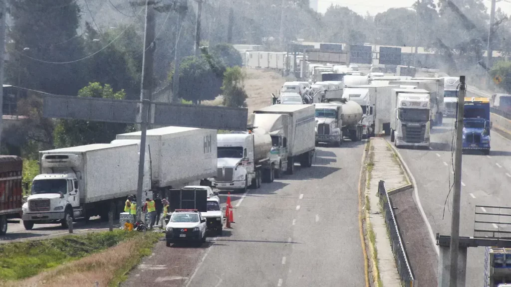 Cumple 12 horas cierre en el Arco Norte tras accidente de tráiler