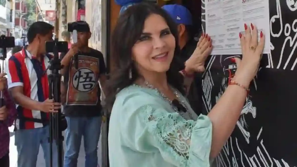 Norma Layón inicia los festejos del mes patrio con la pega del bando solemne 2023