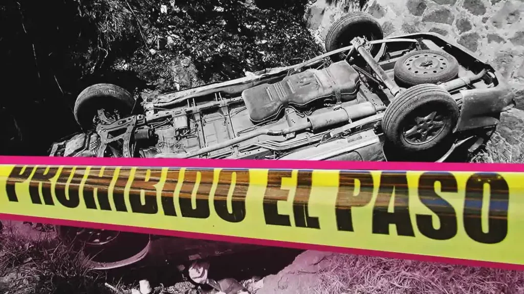 Hombre murió por volcadura de un taxi que cayó a barranca en Puebla