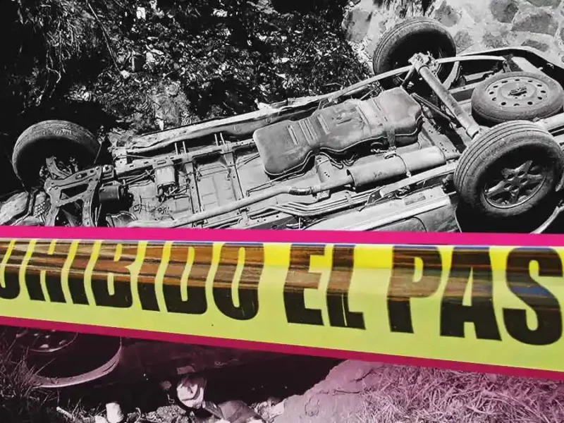 Hombre murió por volcadura de un taxi que cayó a barranca en Puebla