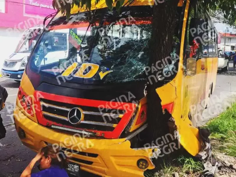Ruta 10 chocó contra un árbol y dejó 19 lesionados en Puebla capital.
