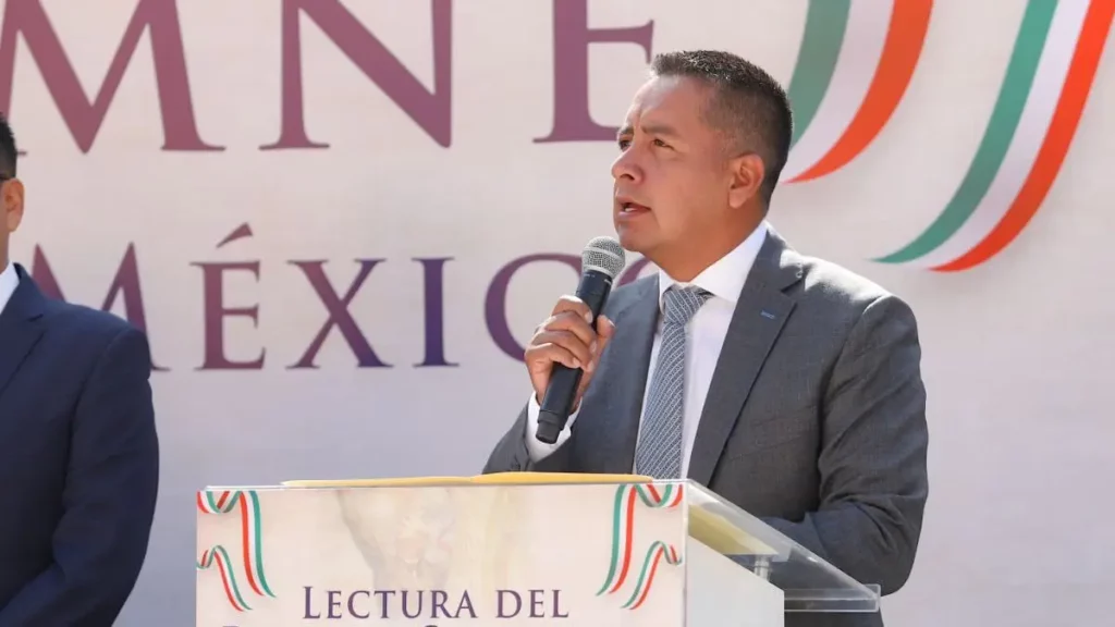 Encabeza Mundo Tlatehui la Ceremonia Cívica y Devela Bando Solemne de las Fiestas Patrias