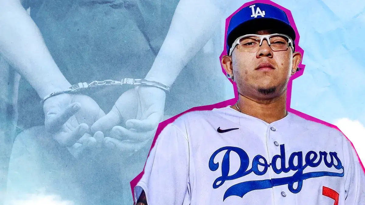 Julio Urías fue arrestado por violencia doméstica en Los Ángeles, California.