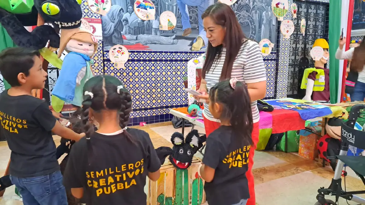 Niñas, niños y jóvenes de "semilleros creativos" de Atlixco exponen trabajos en presidencia municipal