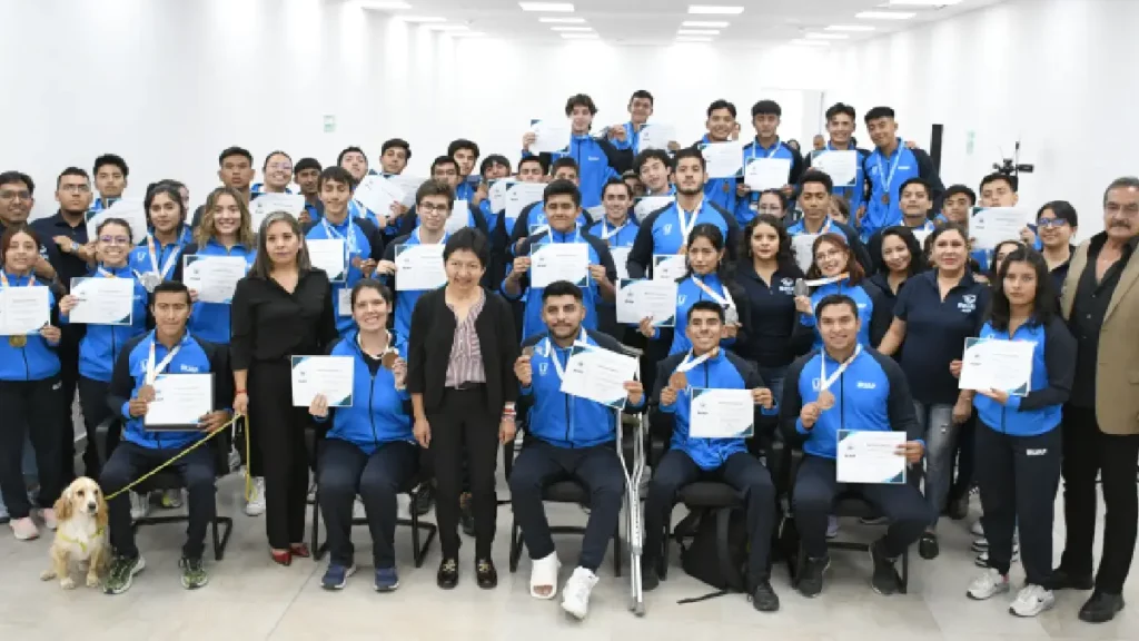 Entrega la Rectora María Lilia Cedillo Ramírez becas a medallistas de la Universiada Nacional 2023