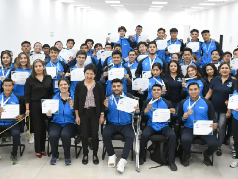 Entrega la Rectora María Lilia Cedillo Ramírez becas a medallistas de la Universiada Nacional 2023