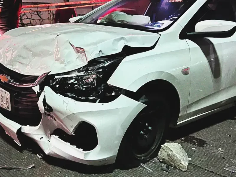 Cierre en la Vía Atlixcáyotl provocó accidente automovilístico y deja a conductor herido