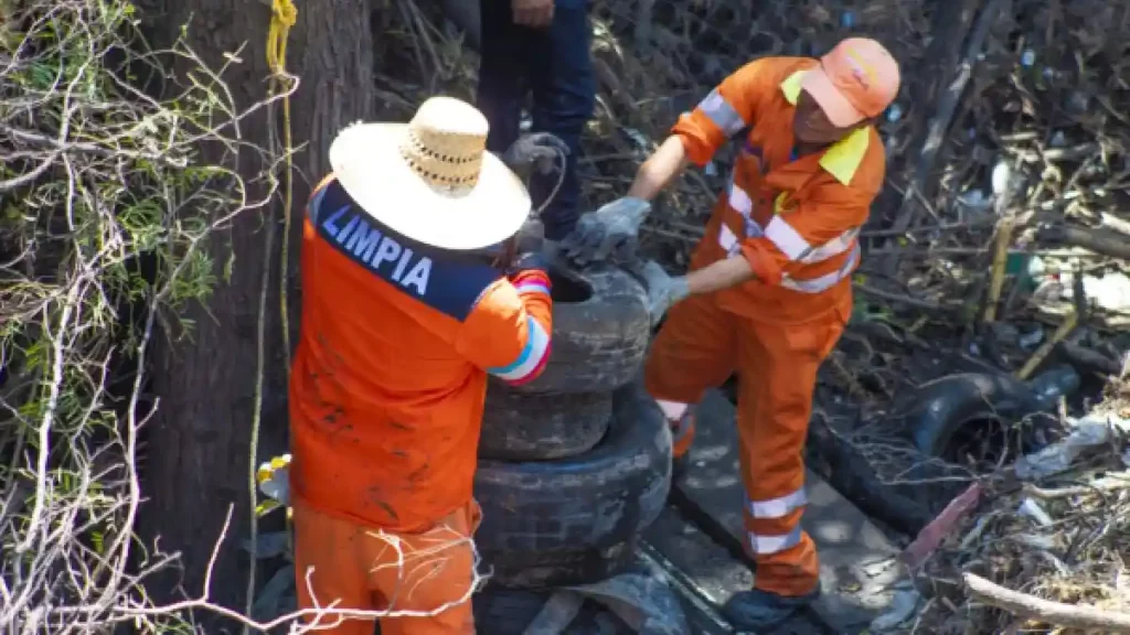 OOSL retiró 11 toneladas de llantas del Río Atoyac