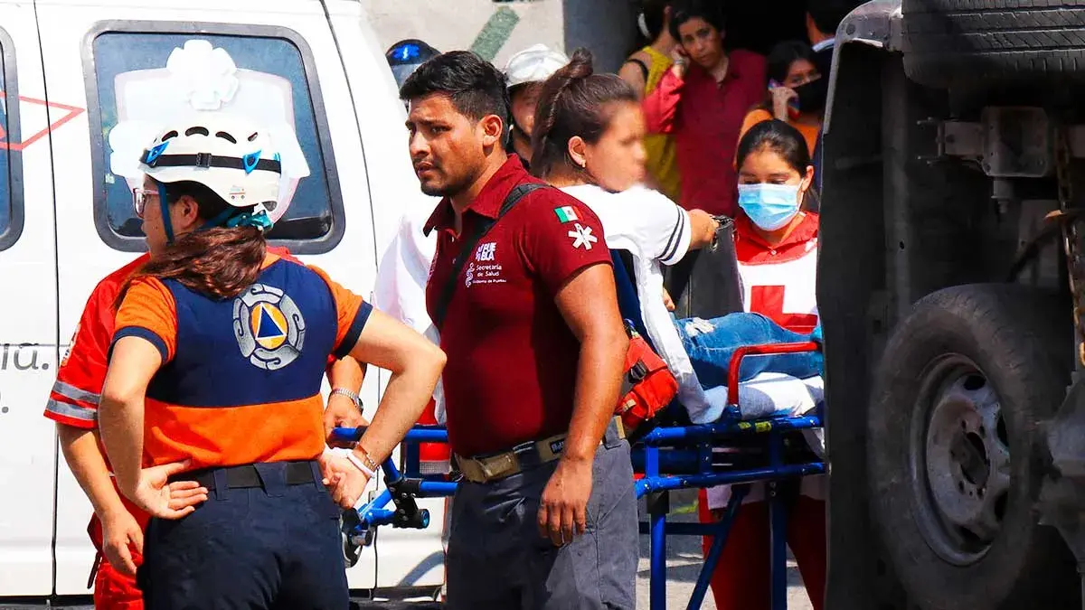 Muere hombre tras volcadura de camioneta en San Pedro Cholula