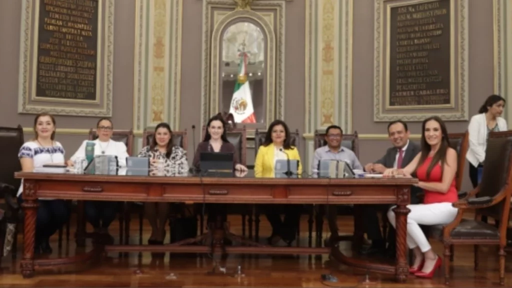 Presentan en el Congreso iniciativas para evitar, en escuelas, la venta de bebidas azucaradas a menores.