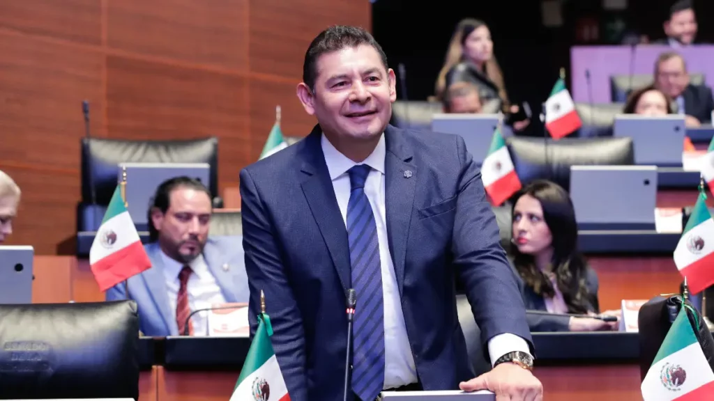 Impulsa Alejandro Armenta iniciativa para que hospitales y universidades produzcan medicamentos de bajo costo