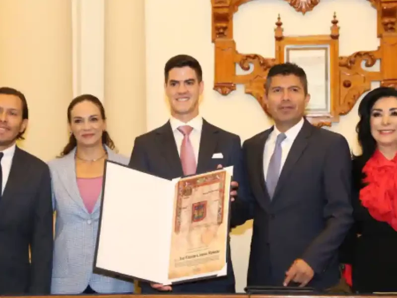 Ayuntamiento de Puebla entrega a José Canales Cédula Real, máximo honor municipal