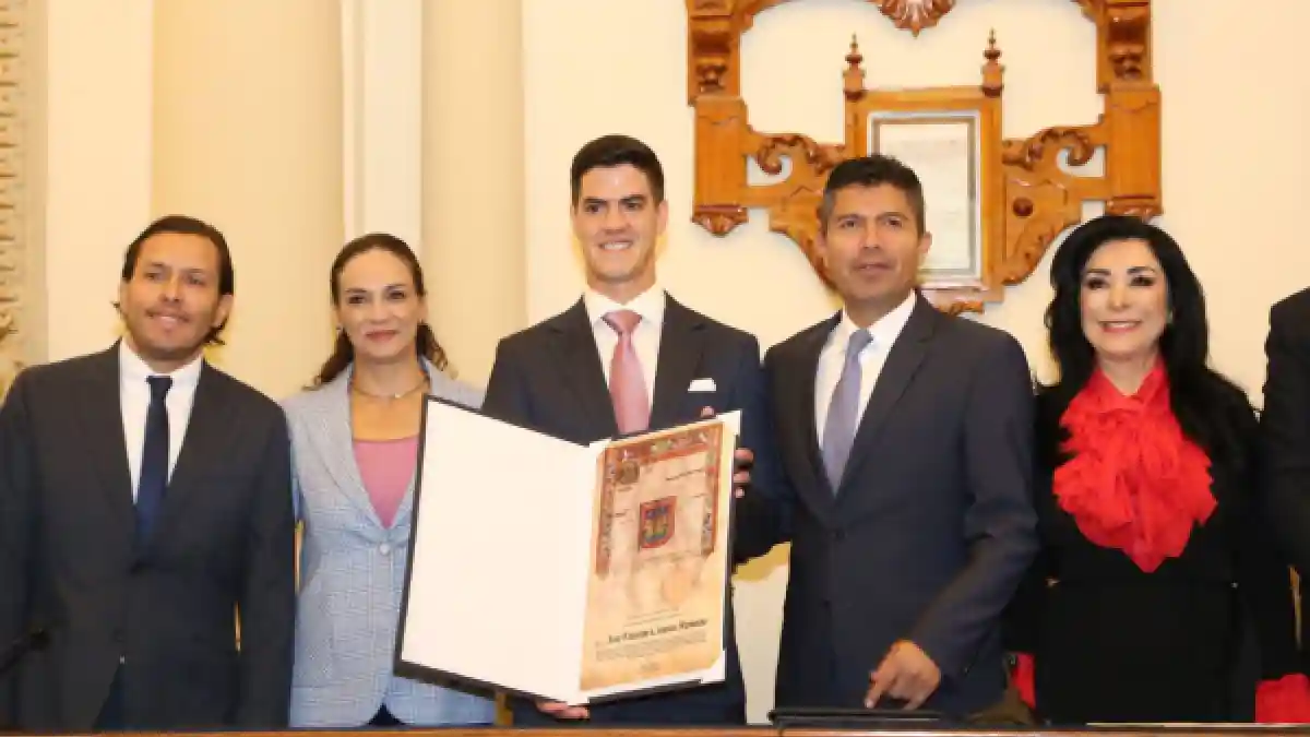 Ayuntamiento de Puebla entrega a José Canales Cédula Real, máximo honor municipal