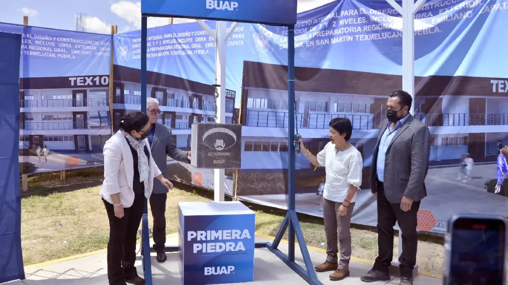 Colocan la primera piedra para nuevos edificios en la Preparatoria Emiliano Zapata, en San Martín Texmelucan