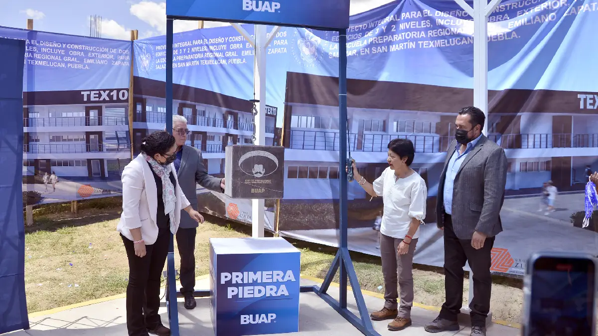 Colocan la primera piedra para nuevos edificios en la Preparatoria Emiliano Zapata, en San Martín Texmelucan