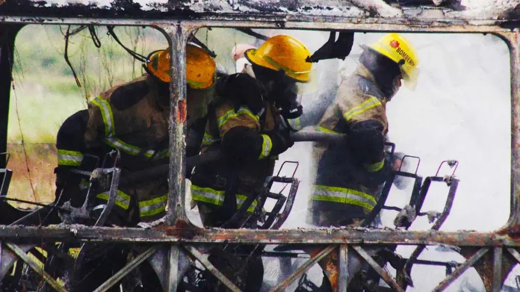 Se incendia tractocamión de pollos en la autopista Puebla- Orizaba