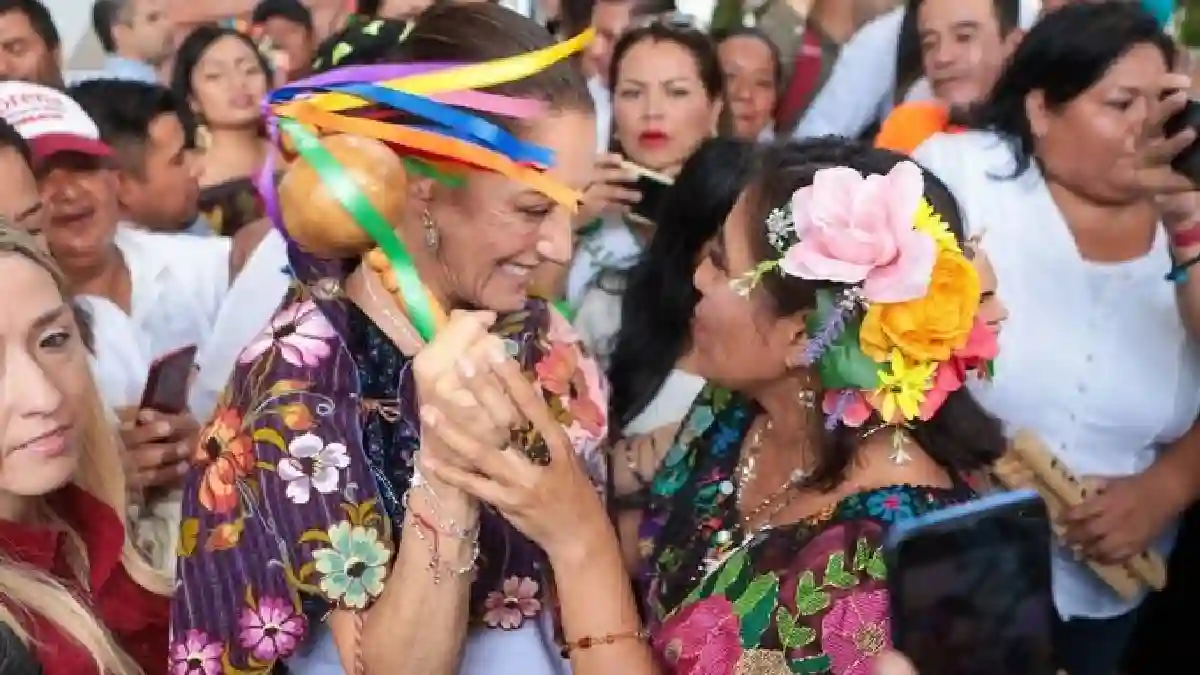 Al ritmo de la alegre batucada, simpatizantes le dan la bienvenida a Claudia Sheinbaum en Tuxtla Gutiérrez