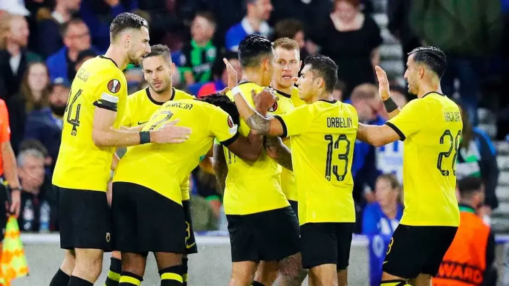 Orbelín Pineda dio buen partido en el triunfo del AEK Atenas en Europa League