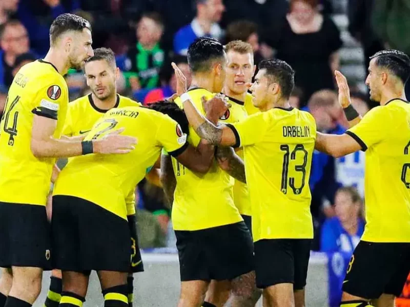 Orbelín Pineda dio buen partido en el triunfo del AEK Atenas en Europa League