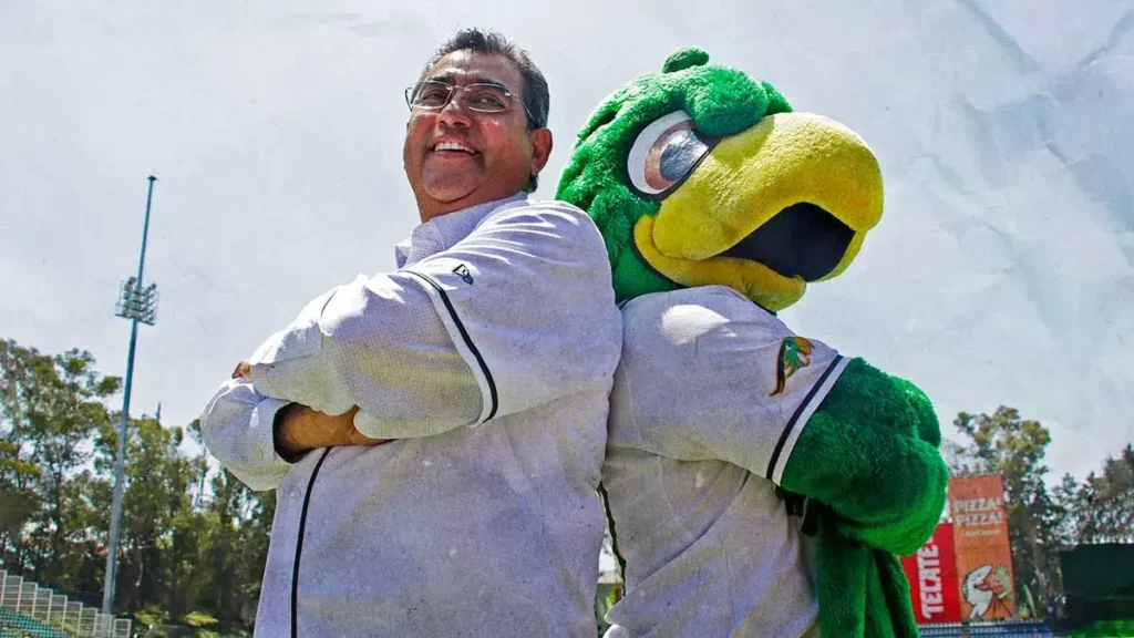 Arranca la entrega de playeras de Pericos de Puebla; el gobernador cumple su promesa