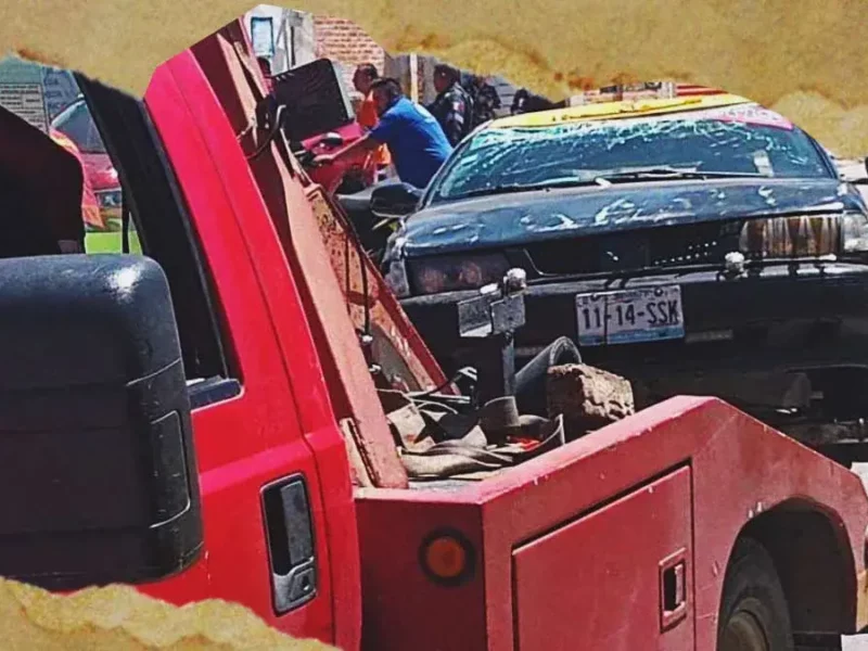 Taxi chocó contra un auto, volcó e impactó una moto en Puebla capjtal