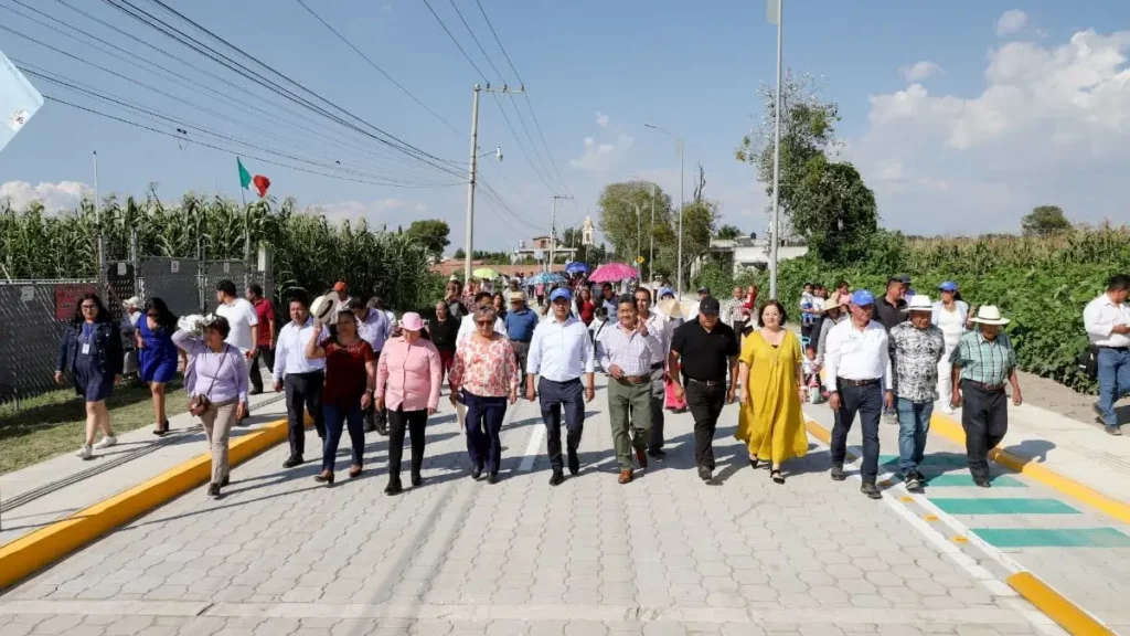 Inaugura Mundo Tlatehui el adoquinamiento de la calle Reforma Sur en Santa María Tonantzintla