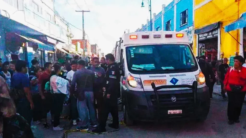 Trabajador recibió una descarga eléctrica mientras pintaba en el centro de Puebla
