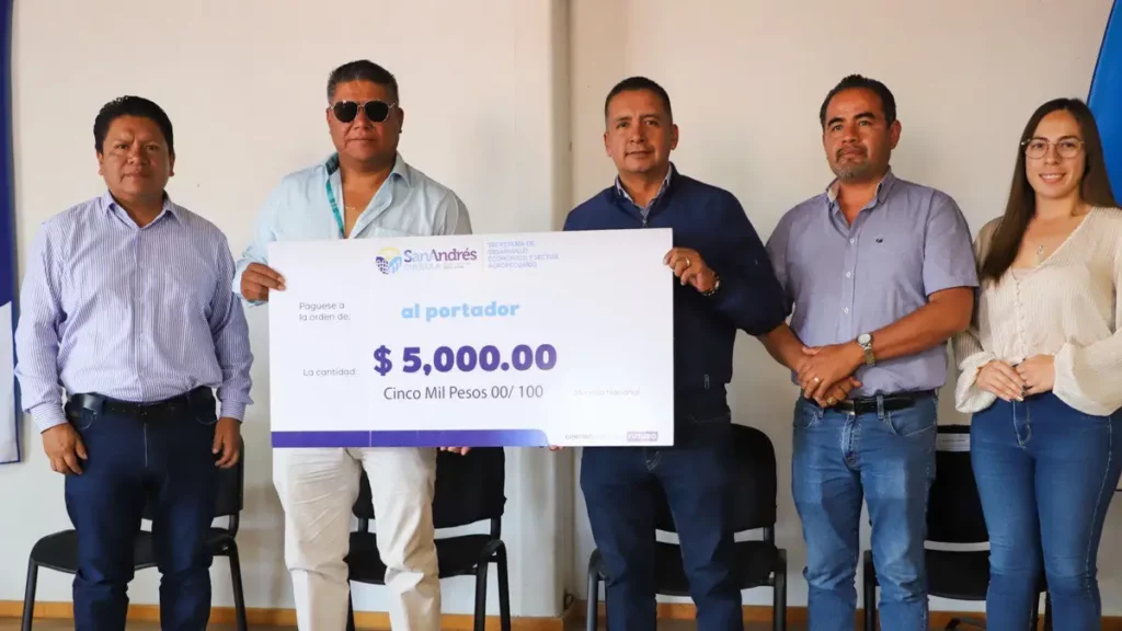 Entrega Mundo Tlatehui apoyos económicos para Comerciantes con Futuro de la Avenida Polux Oriente