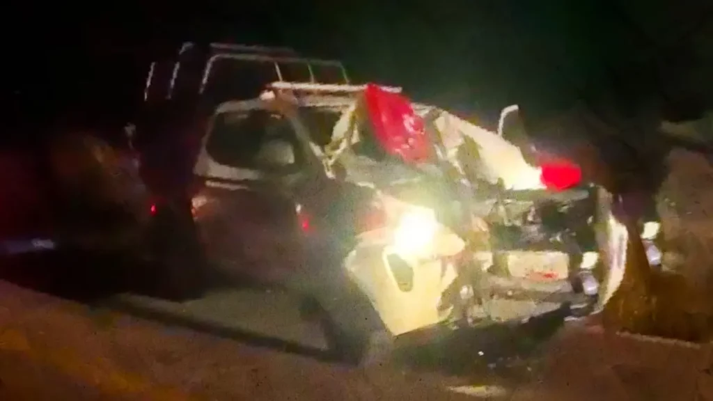 Patrulla atropella a motociclista en Cuautinchán, vecinos retienen a policía que conducía