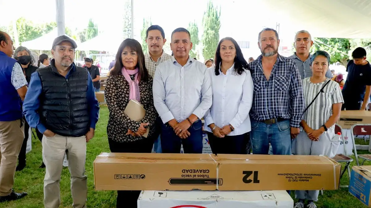 Realiza Mundo Tlatehui la cuarta entrega de calentadores solares a familias sanandreseñas