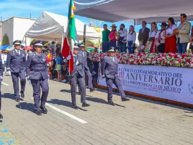 Paola Angon encabeza desfile conmemorativo al CCXIII Aniversario de la Independencia, con más de 6 mil participantes