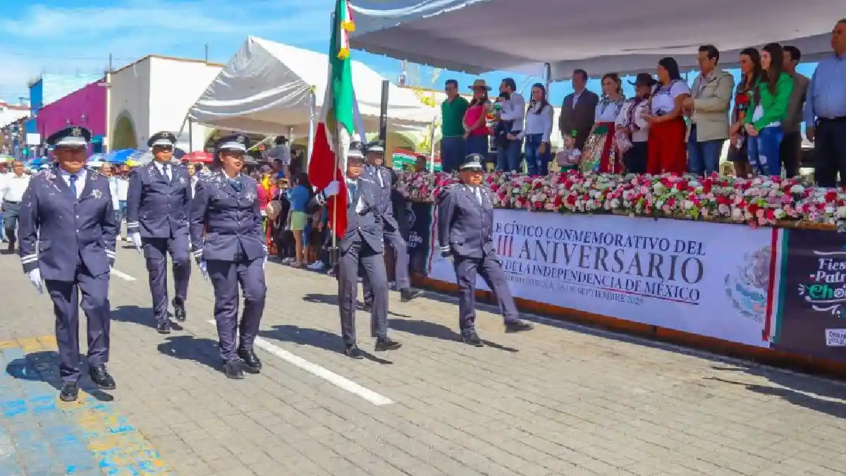 Paola Angon encabeza desfile conmemorativo al CCXIII Aniversario de la Independencia, con más de 6 mil participantes