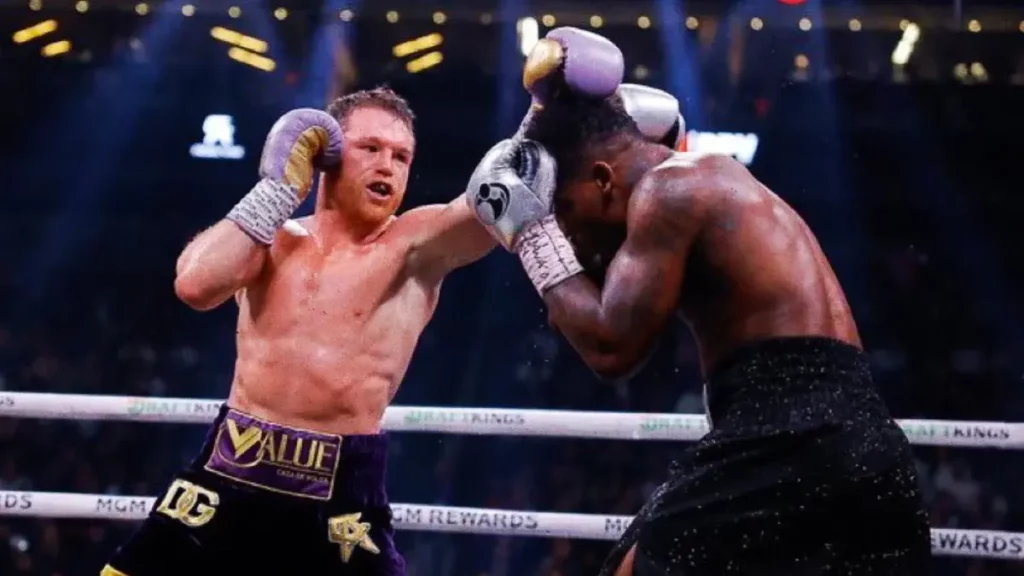 Saúl "Canelo" Álvarez derrotó con autoridad al norteamericano Jermell Charlo en la defensa de sus campeonatos supermedianos.