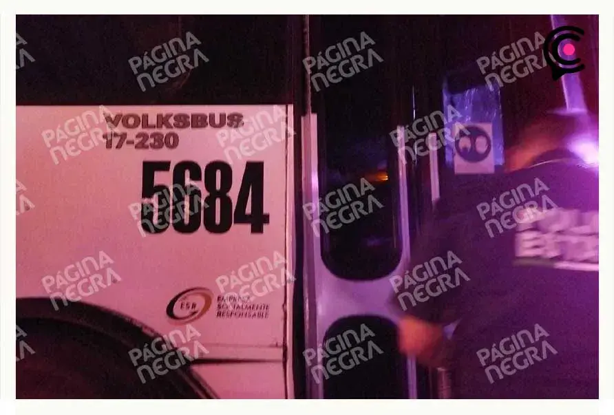 Conductor de autobús muere prensado en el segundo piso de la autopista México-Puebla