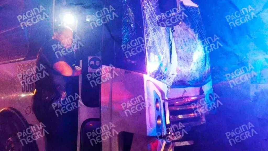 Conductor de autobús muere prensado en el segundo piso de la autopista México-Puebla