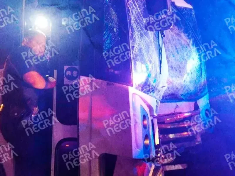 Conductor de autobús muere prensado en el segundo piso de la autopista México-Puebla
