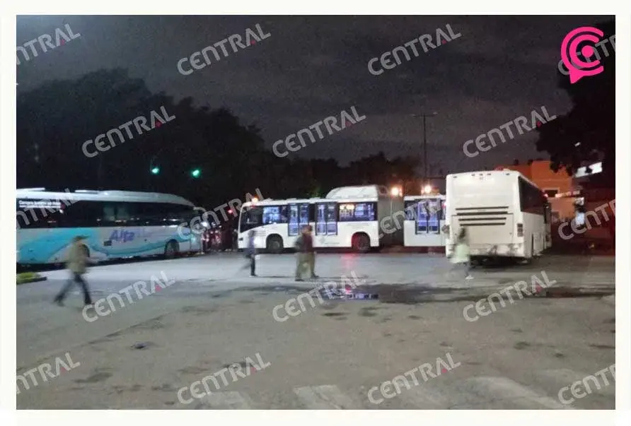 Normalistas de Teteles se manifiestan y cierran el Boulevard 5 de Mayo en Puebla