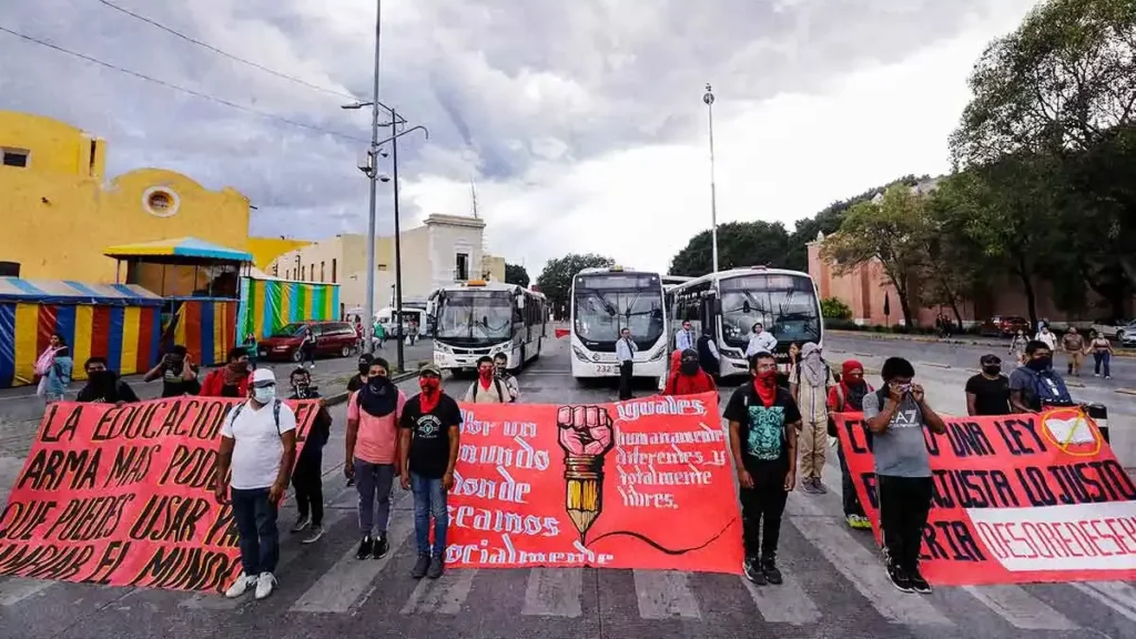 Normalistas de Teteles tomaron por más de 8 horas el boulevard 5 de Mayo
