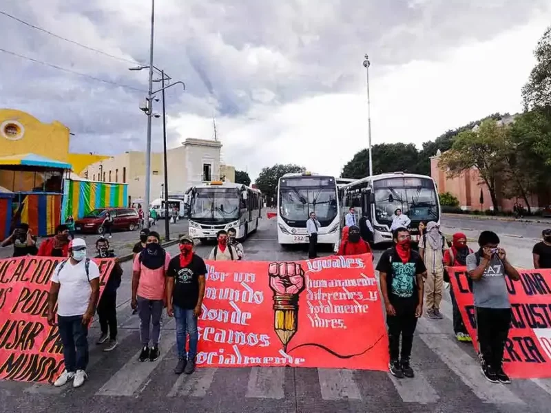 Normalistas de Teteles tomaron por más de 8 horas el boulevard 5 de Mayo