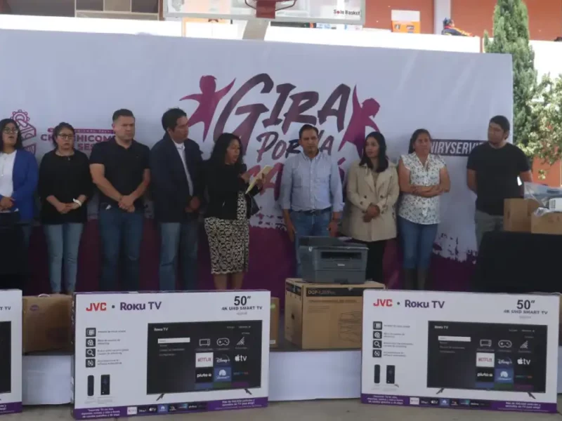 Entrega Uruviel González equipo tecnológico al CEPFIM de Ciudad Serdán