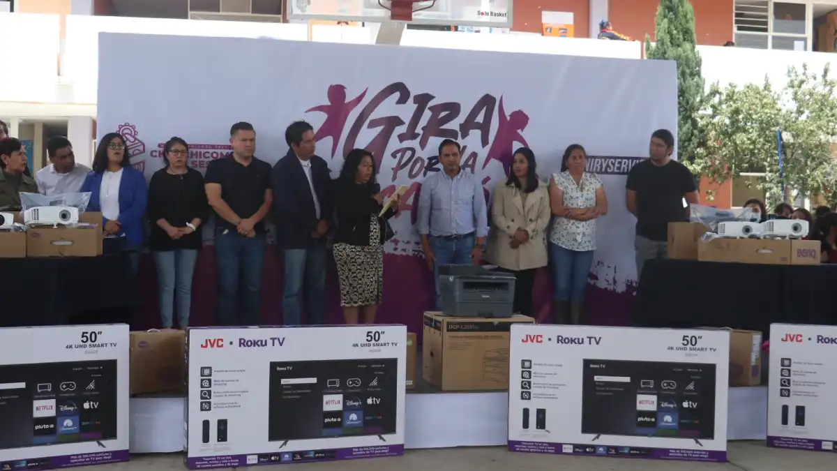 Entrega Uruviel González equipo tecnológico al CEPFIM de Ciudad Serdán